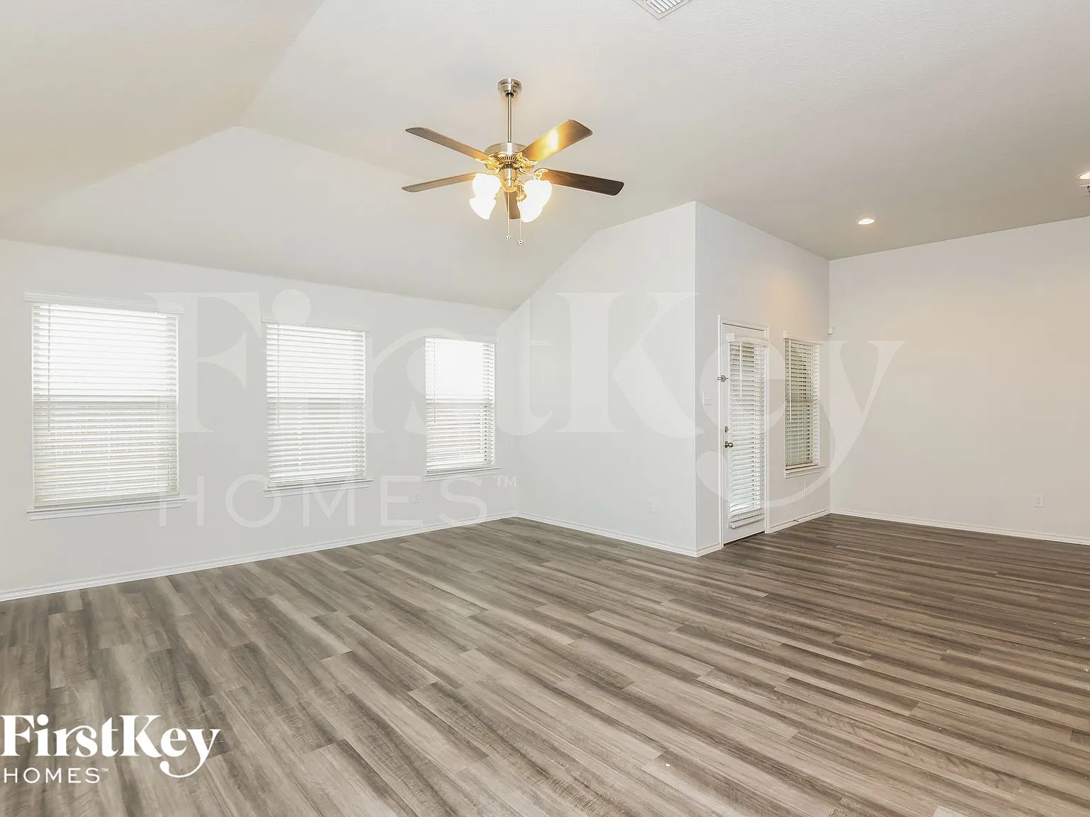 3 bed, 2.0 bath, 1752 sqft, $2,085 — Photo 2