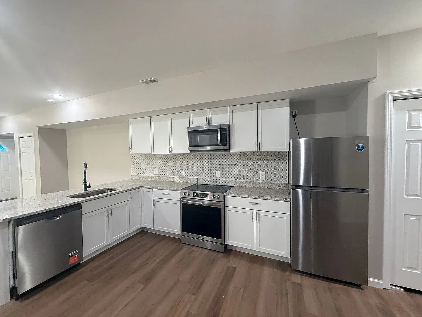 3 bed, 1.5 bath, 1406 sqft, $1,900 — Photo 2