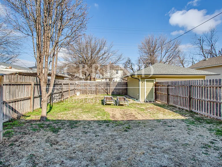 1214 W Maine St — Photo 50