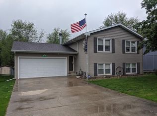 9 Cedar Ct, Bloomington, IL 61701