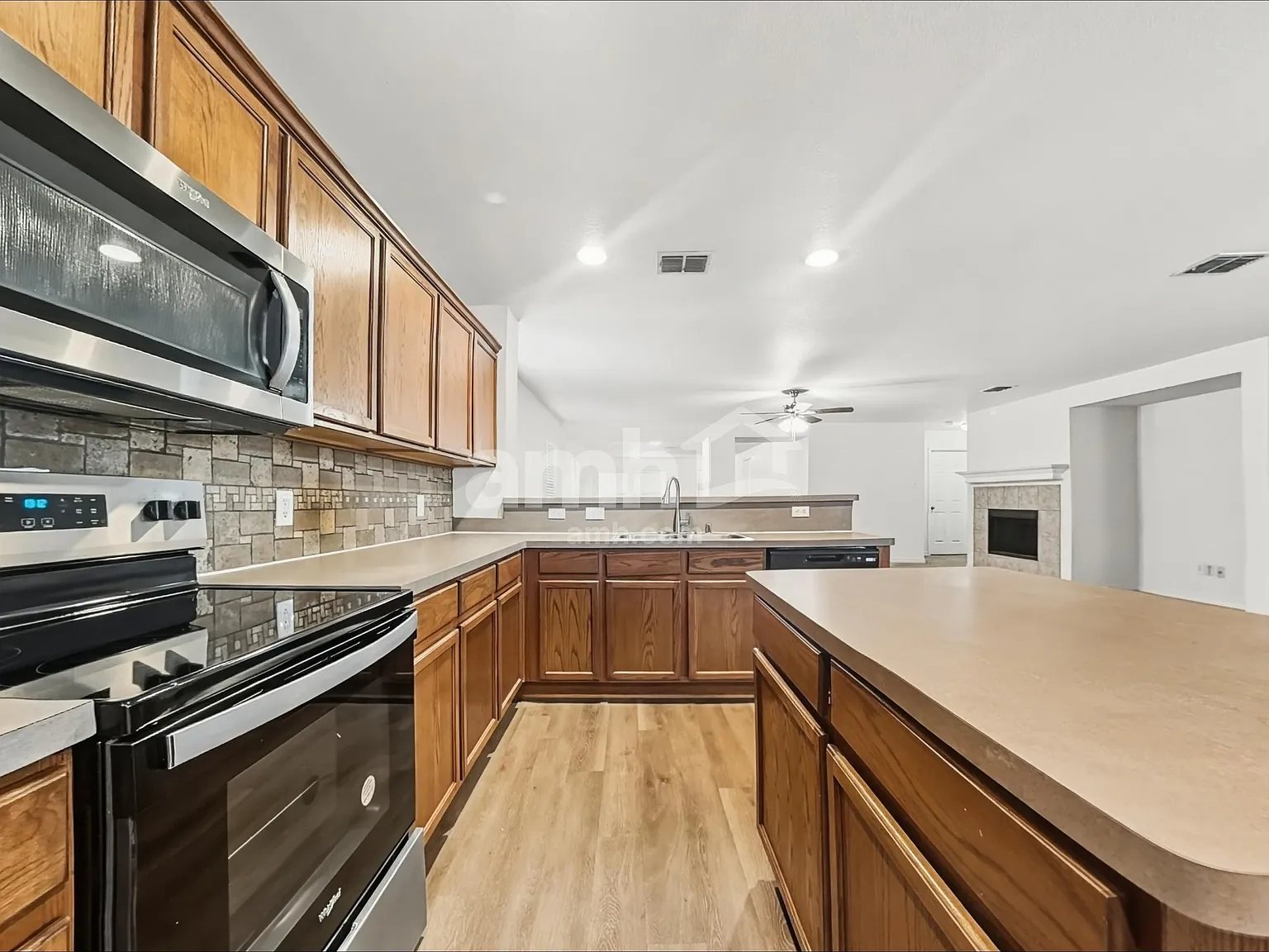 3 bed, 2.0 bath, 2440 sqft, $2,275 — Photo 4