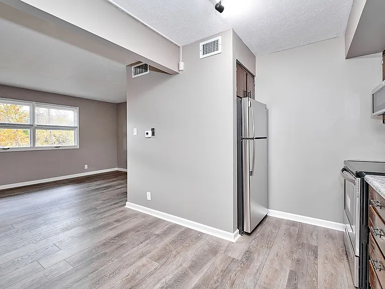 Rivershore Apartments — Photo 10
