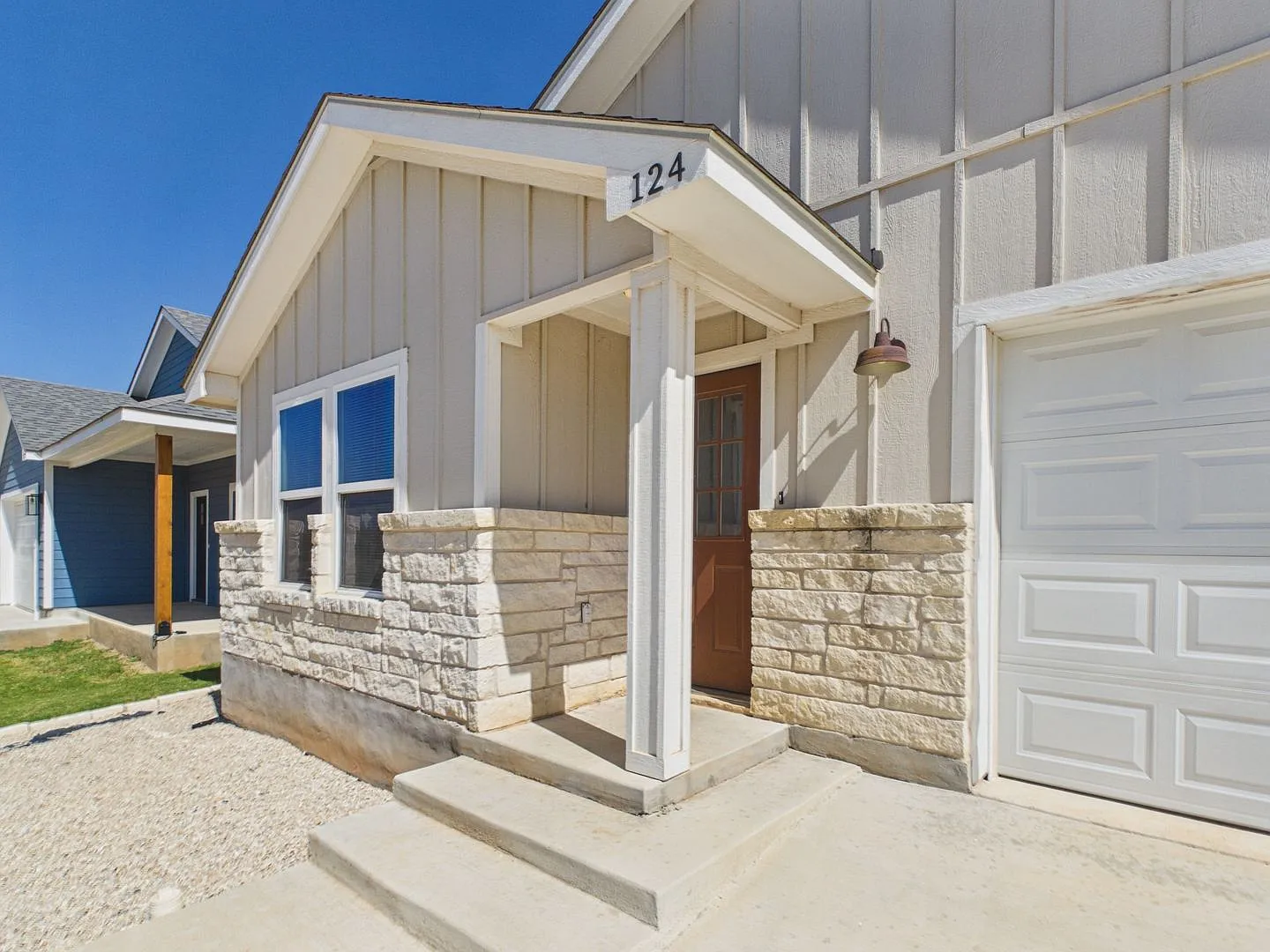 Granite Kitchen, Large Bedrooms & Walk-In Stone Shower — Photo 2