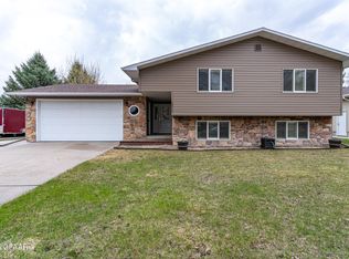 2411 W Fallcreek Ct, Grand Forks, ND 58201
