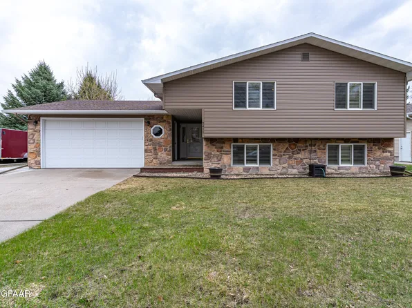 2411 W Fallcreek Ct, Grand Forks, ND 58201