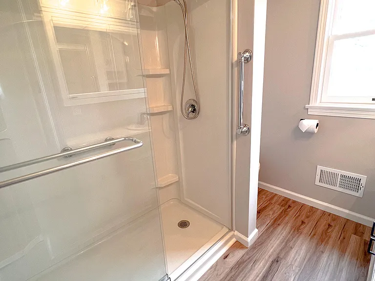 370 E Jefferson St — Photo 6