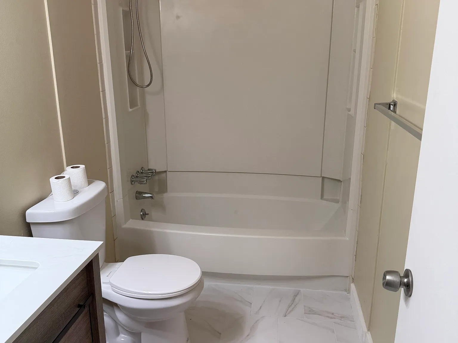 2 bed, 950 sqft, $1,300 — Photo 4