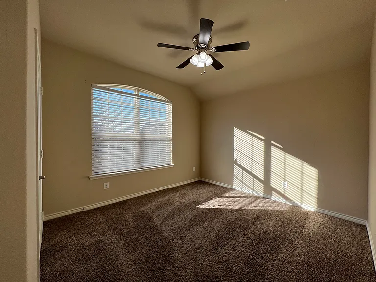 569 W Kara Dr — Photo 3