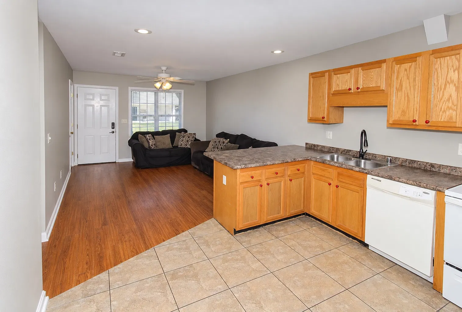1 bed, $900 — Photo 1