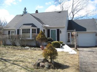 816 Laurel Ave, Woodstock, IL 60098