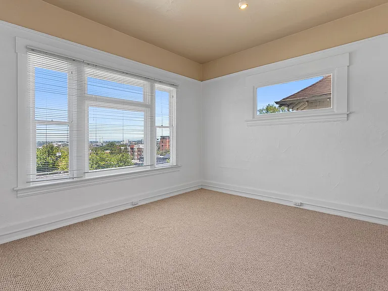 1 Bedroom with den close to SW! Walking distance to Providence Park! — Photo 30