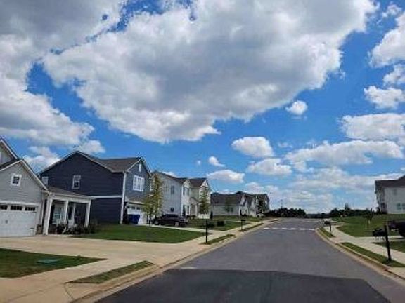 Exterior Neighborhood (street photo)