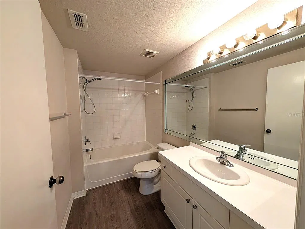 3 bed, 2.0 bath, 1376 sqft, $1,800 — Photo 3