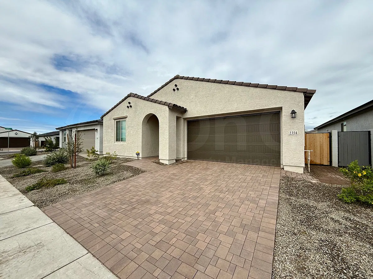 3 bed, 2.0 bath, 1567 sqft, $2,300 — Photo 2