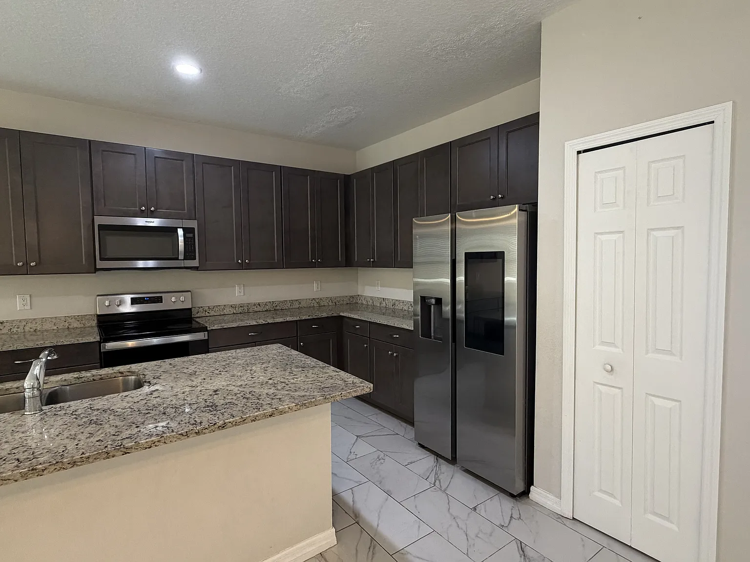 3 bed, 2.5 bath, 1803 sqft, $2,200 — Photo 4