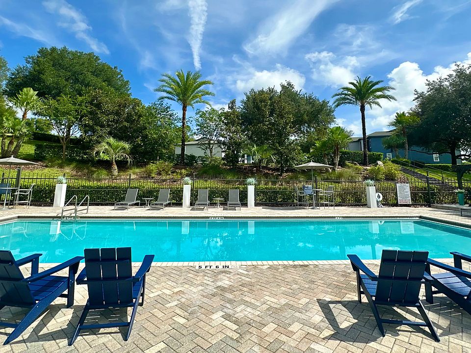 With comfortable seating and lush greenery, our resort-style pool is the perfect spot to unwind and soak up the sun.