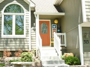 313 NE Leann Dr, Blue Springs, MO 64014