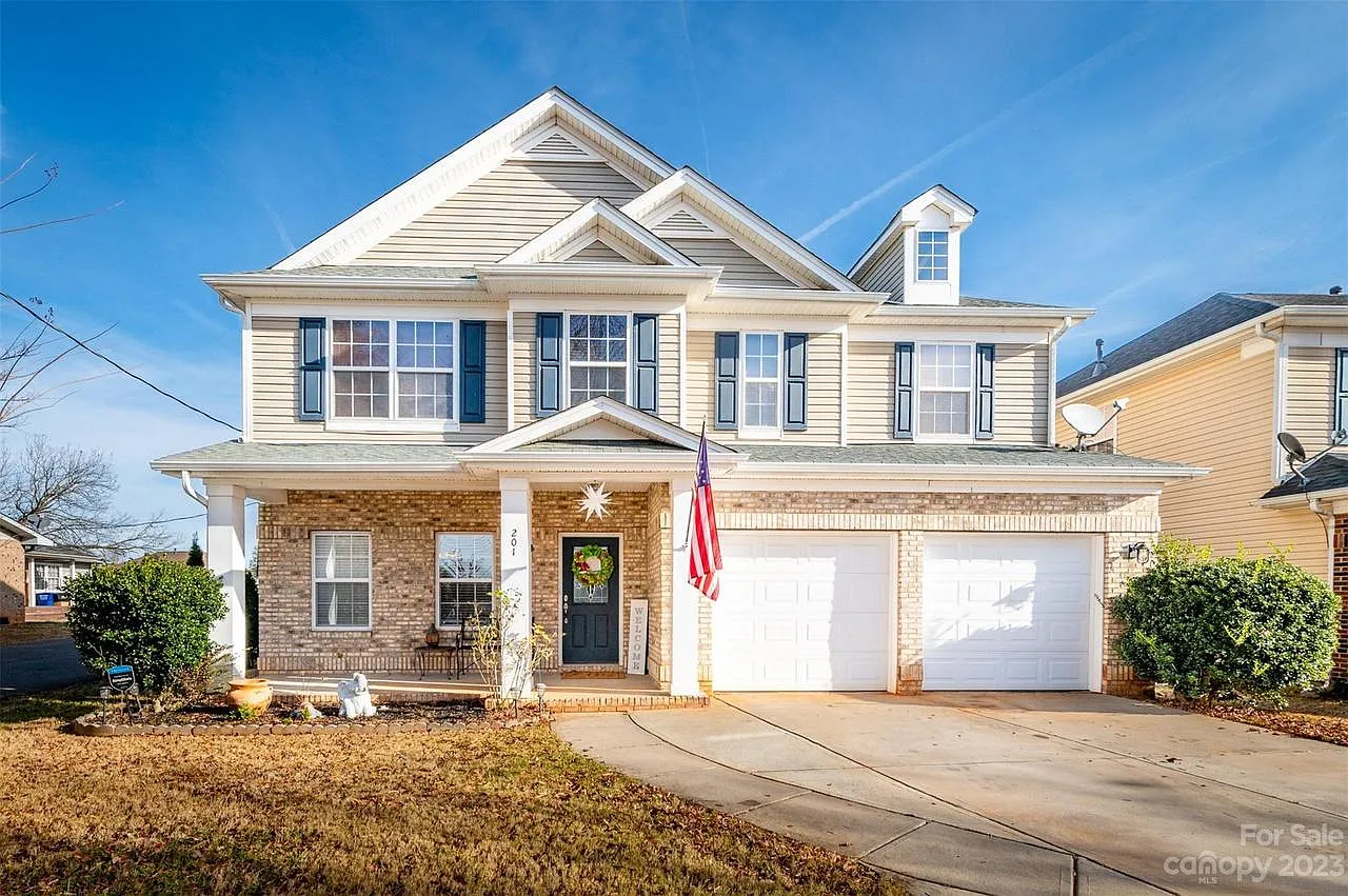 5 bed, 2.5 bath, 3101 sqft, $2,950 — Photo 1