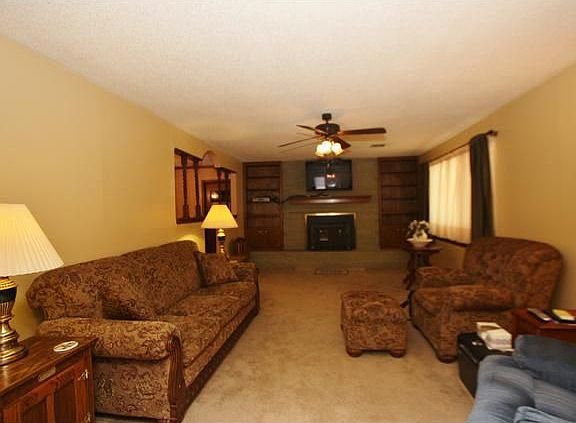 3rd image of 1615 E Lily Ln