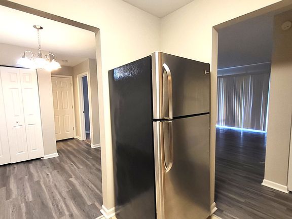5th image of 9S040 Lake Dr APT 11-106
