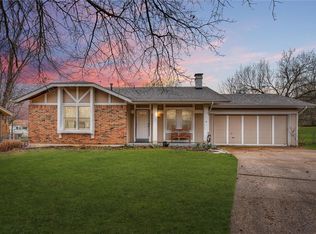 1009 Shadowoak Dr, Ballwin, MO 63021