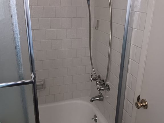 4th image of 919 S Marengo Ave APT 6