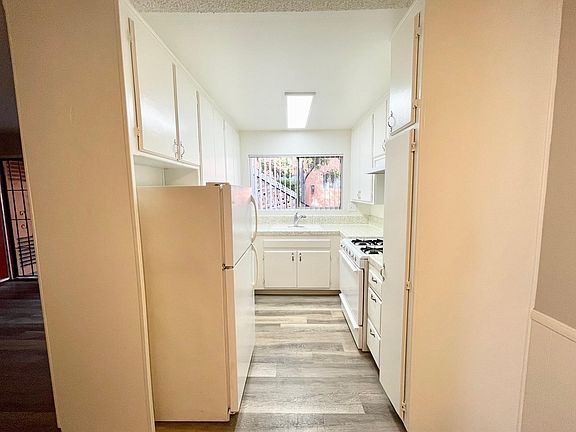 5th image of 3686 Marlborough Ave #4