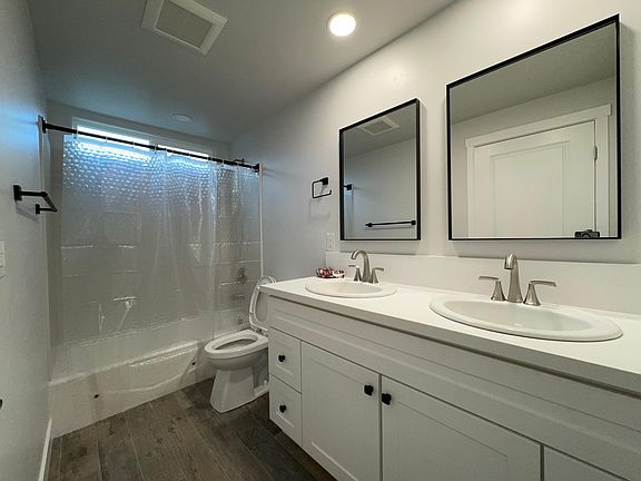 5th image of 406 Lilac Ln
