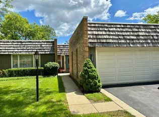 1881 Somerset Ln, Northbrook, IL 60062