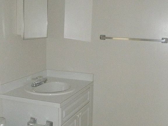 5th image of 220 Henthorne Dr #B07