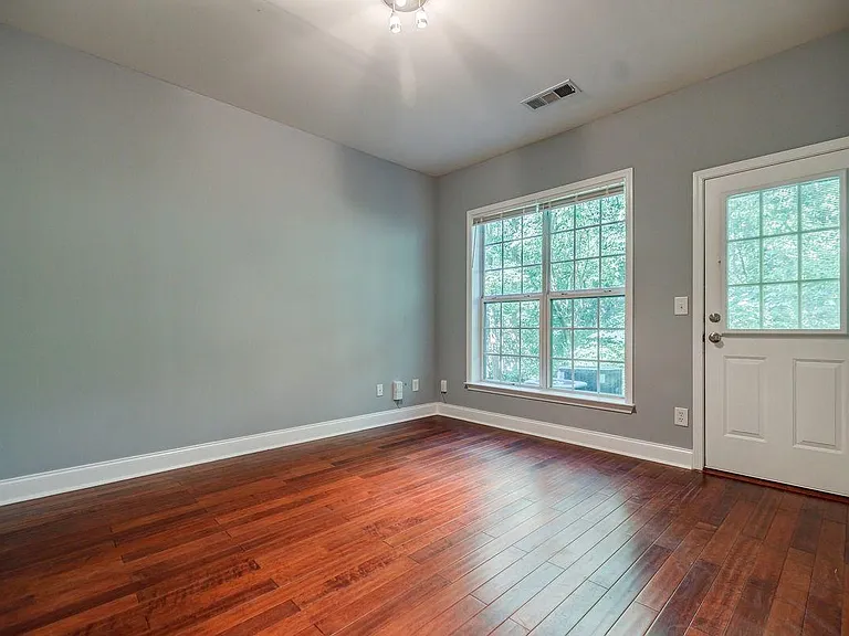 1372 Thornborough Dr — Photo 12
