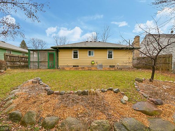 5th image of 987 Hyacinth Ave E