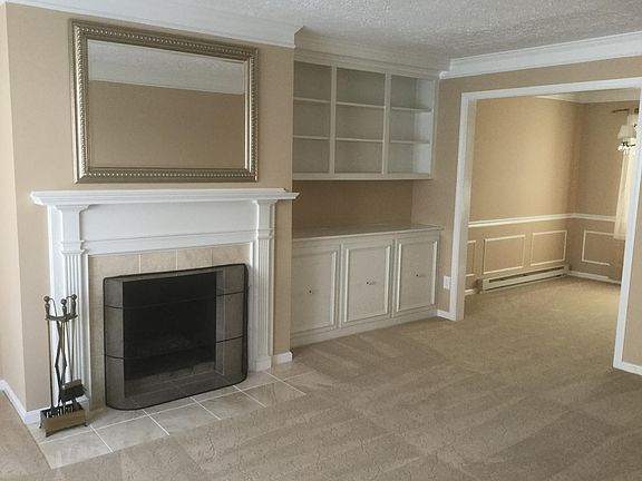 3rd image of 10 Meadowlawn Dr Unit 5