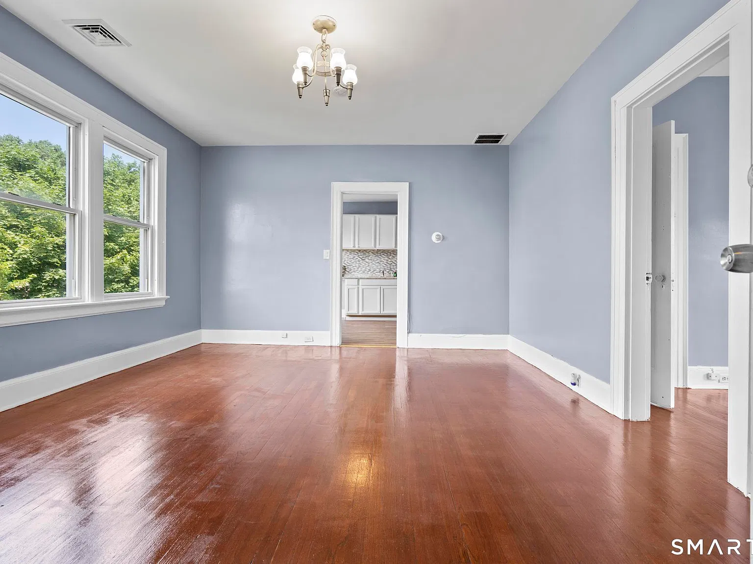 4 bed, 1.0 bath, 3948 sqft, $2,200 — Photo 2
