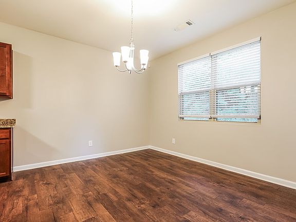 4th image of 700 Feldwood Ln