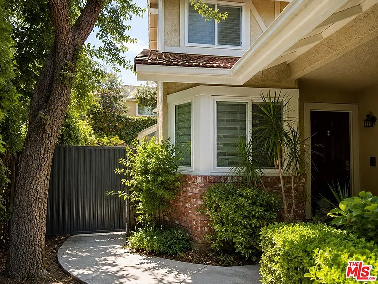 12245 Shady Hollow Ln — Photo 4