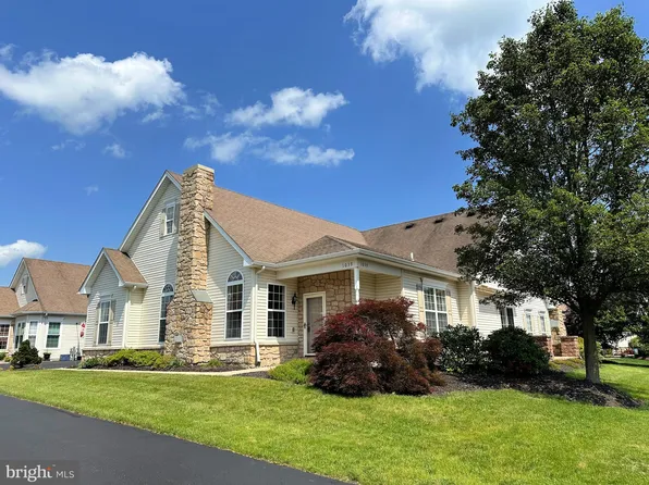 1039 Burgundy Cir, Pennsburg, PA 18073