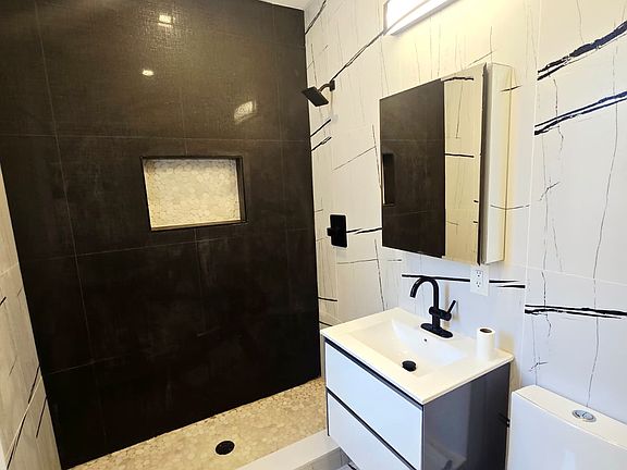 5th image of 232 Van Horne St #2A