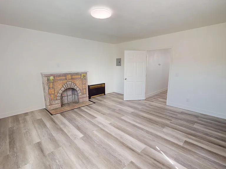 501 W Macarthur Blvd #E — Photo 4