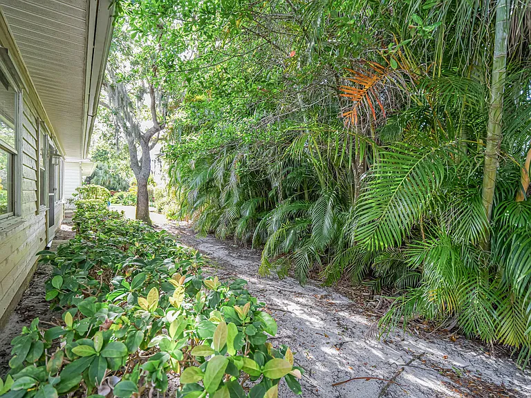 335 Hawthorne Ln — Photo 25