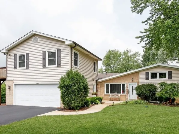 17W320 Scheel Dr, Willowbrook, IL 60527