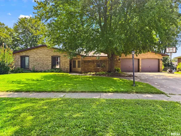 706 Yorkshire Ct, Washington, IL 61571