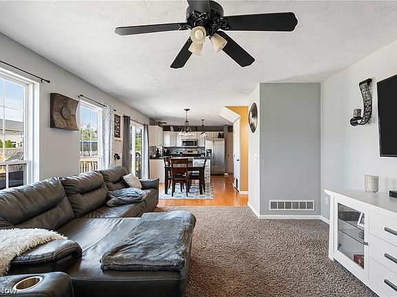 3rd image of 538 Rockglen Dr