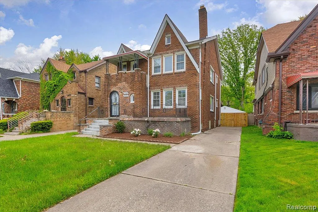 2 bed, 1.0 bath, 2318 sqft, $1,450 — Photo 2