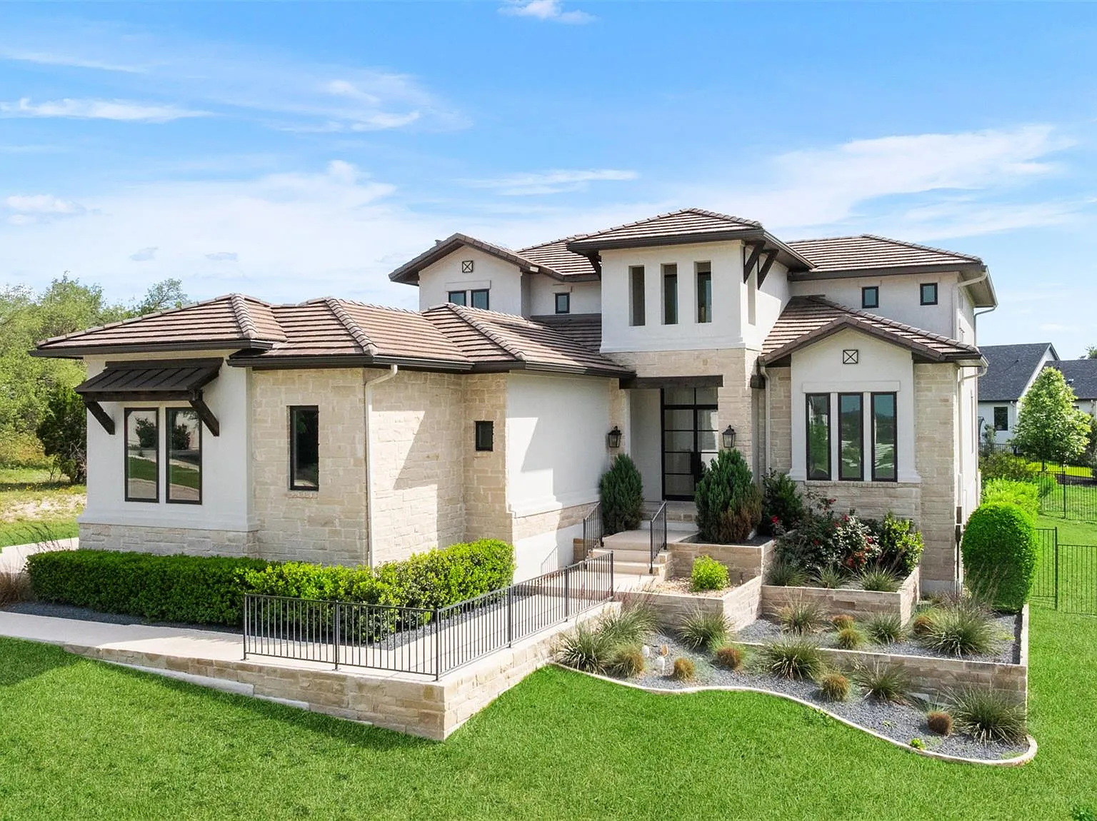 5 bed, 5.5 bath, 4663 sqft, $10,000 — Photo 1