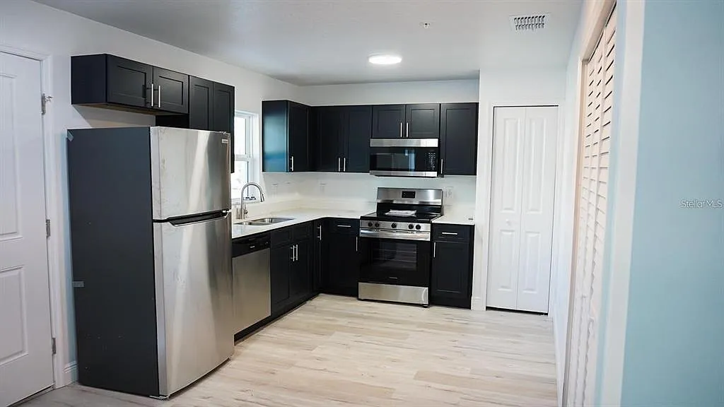 2 bed, 2.0 bath, 975 sqft, $1,697 — Photo 2