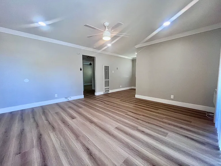 982 Ravenscourt Ave #2 — Photo 7