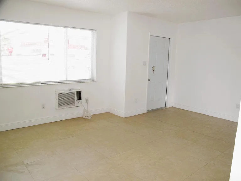 340 NW 6th St — Photo 13