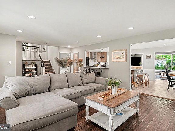 5th image of 443 Woodcrest Rd