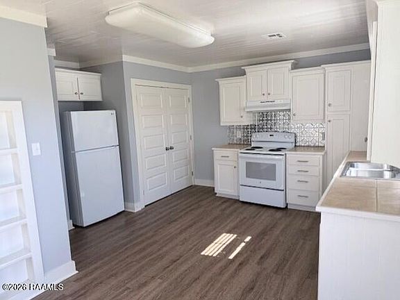4th image of 915 Main St